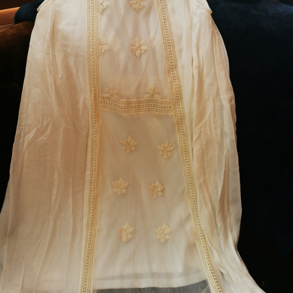 Beautiful long flowing lace dress - Picture 2 of 5